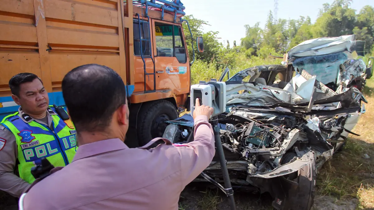 Petugas lantas saat memantau kondisi mobil Honda CRV dan truk yang terlibat tabrakan di tol Malang-Pandaan, masuk Desa/ Kecamatan Purwodadi, Kabupaten Pasuruan. (Mokhamad Zubaidillah/ Radar Bromo)