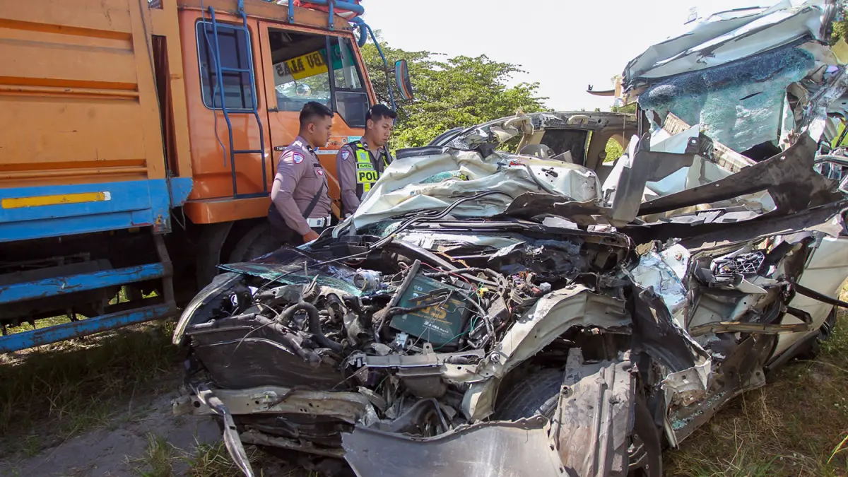 RINGSEK PARAH: Kondisi mobil Honda CRV yang ditumpangi sekeluarga asal Ampel Surabaya usai menabrak truk. (Mokhamad Zubaidillah/ Radar Bromo)