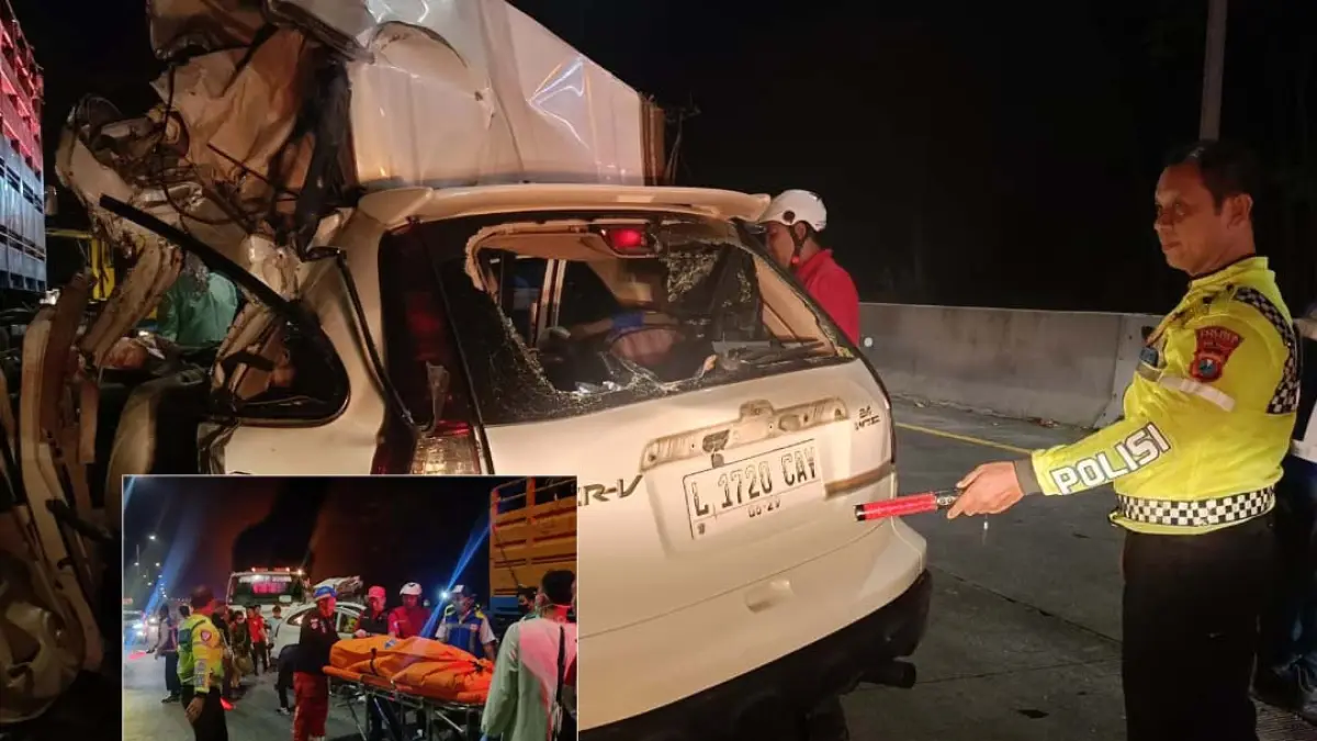 RUSAK BERAT: Mobil Honda CRV yang ringsek menabrak truk di tol Malang-Pandaan, Rabu (16/7) malam. Inset, Proses evakuasi jenazah korban. (Foto: Istimewa)