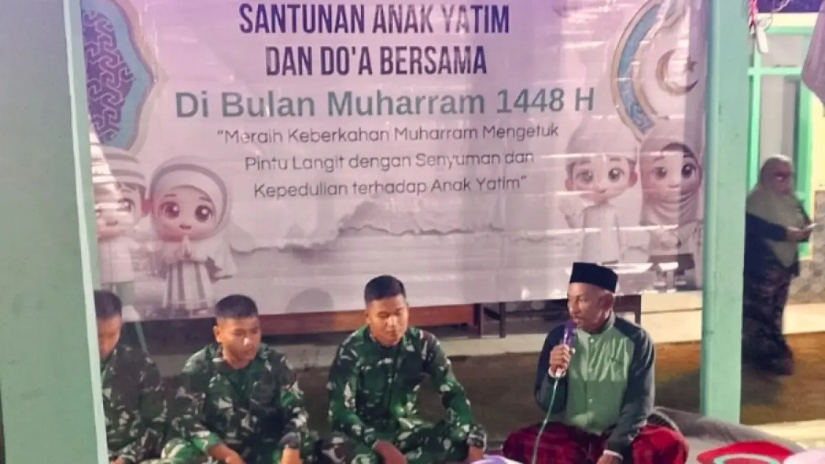 SAMBUTAN: Kepala Desa Tambelang Mat Saleh (pegang mik) memberikan sambutan dalam kegiatan pemberian santunan bagi anak yatim dan doa bersama di balai desa. (Pemdes Tambelang For Jawa Pos Radar Bromo)