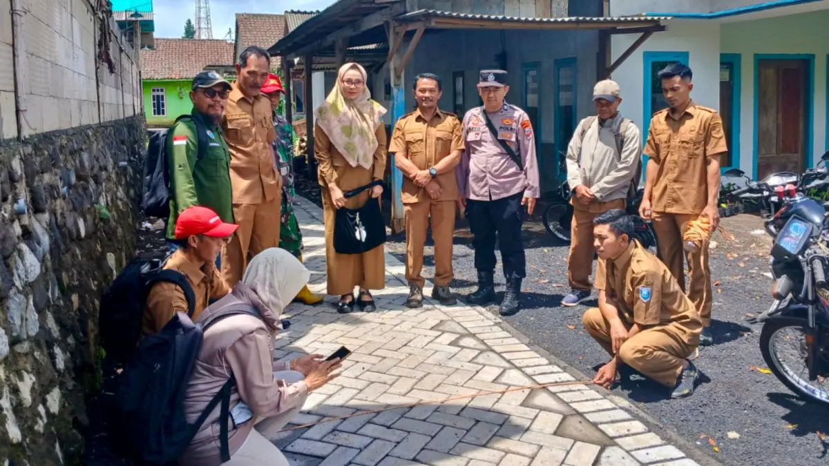 SINERGI: Kepala Desa Bermi Yusup (tengah) saat monev pembangunan jalan paving di Dusun Selatan. (Pemdes Bermi For Jawa Pos Radar Bromo)