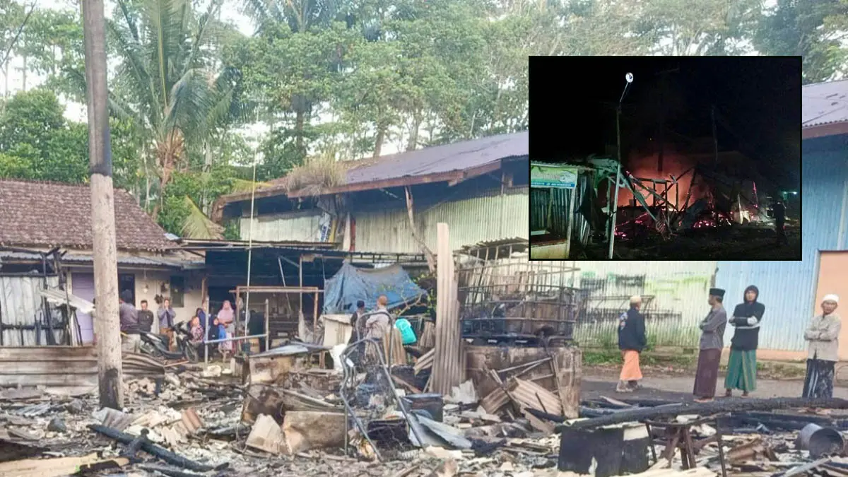 SISA PUING: Tiga warung semipermanen yang di Dusun Gudang, Desa Segaran, Kecamatan Tiris, yang hangus dilalap api, Kamis (16/7) dini hari. (Foto : Istimewa)