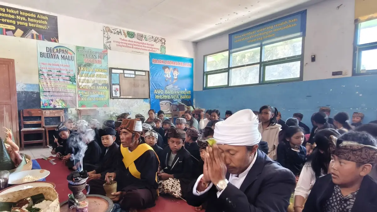 TRADISI: Puluhan murid SDN Ledokombo I, Desa Ledokombo, Kecamatan Sumber, Kabupaten Probolinggo, melaksanakan tradisi Ngambeng di sekolah, Selasa (14/5). (WIDO MAHENDRA FOR JAWA POS RADAR BROMO)