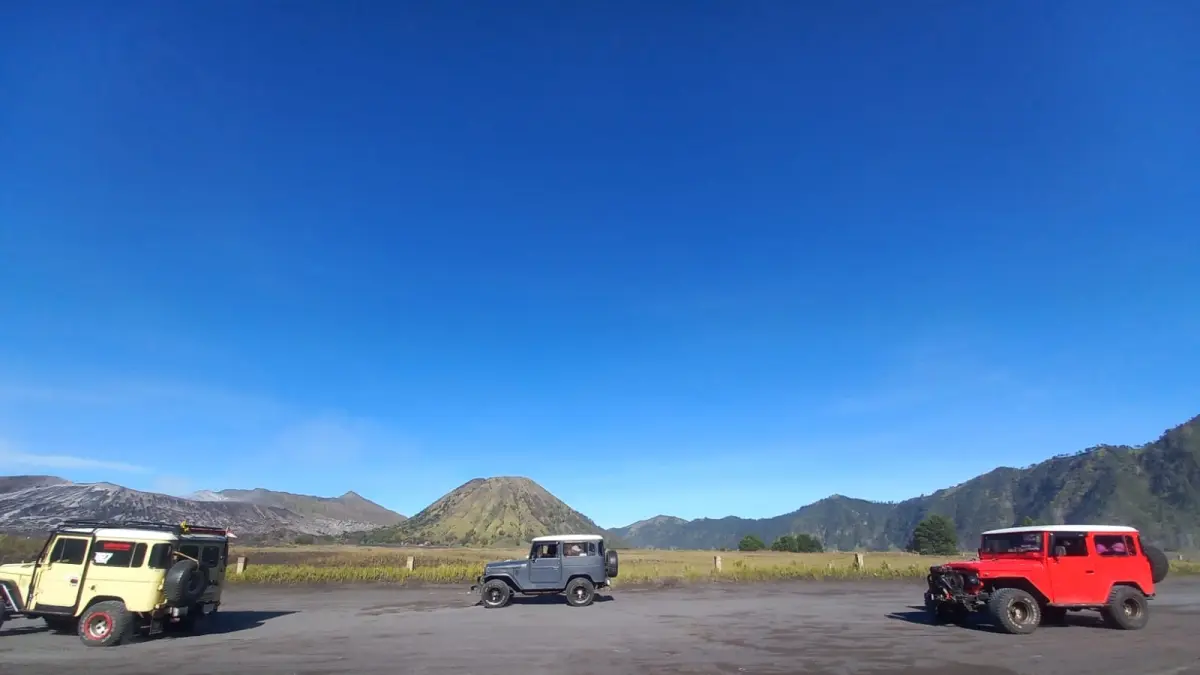 WISATA: Sejumlah jip wisatawan saat melintas di Kaldera Gunung Bromo (INNEKE AGUSTIN/JAWA POS RADAR BROMO)