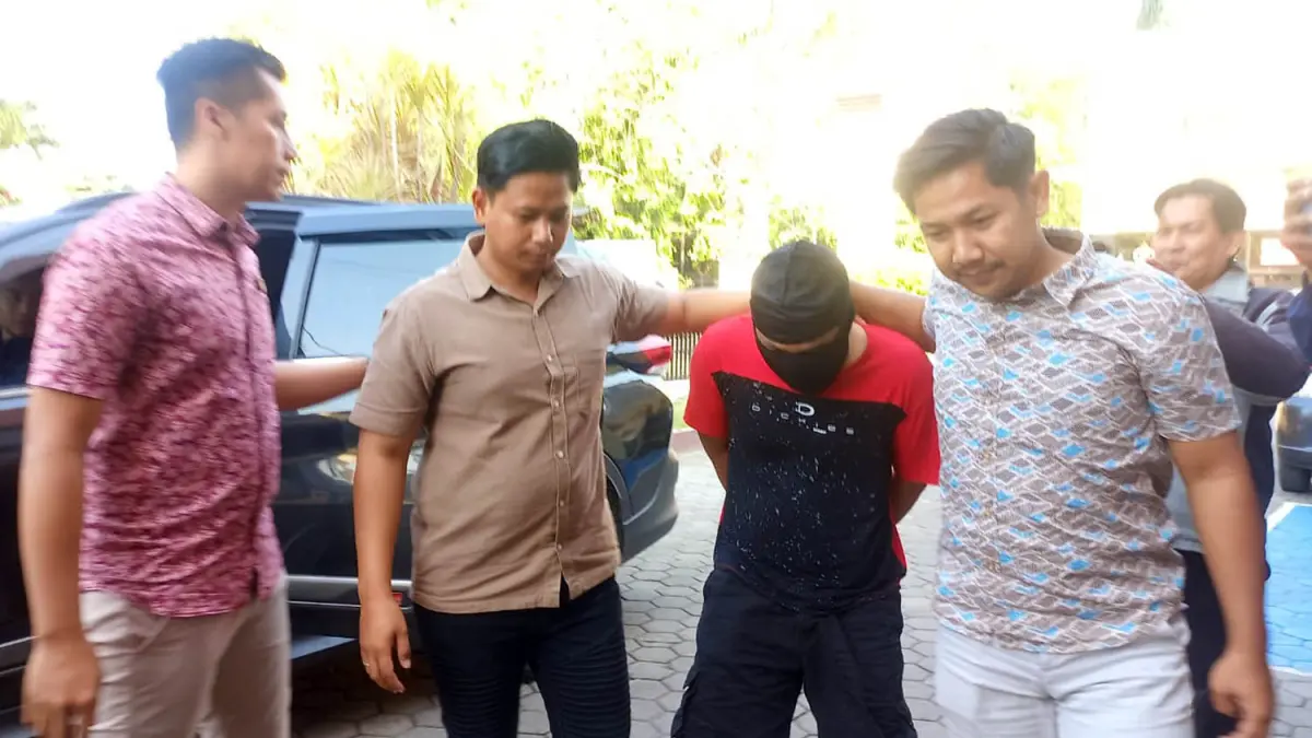 TEMAN DEKAT KORBAN: AN, 32, warga Kelurahan Jati, Kecamatan Mayangan, tersangka kasus pembunuhan terhadap Samsul Arifin di Pantai Permata, Kelurahan Pilang, Kecamatan Kademangan, dikeler petugas Polres Probolinggo Kota, Jumat (17/7). (Inneke Agustin/ Radar Bromo)