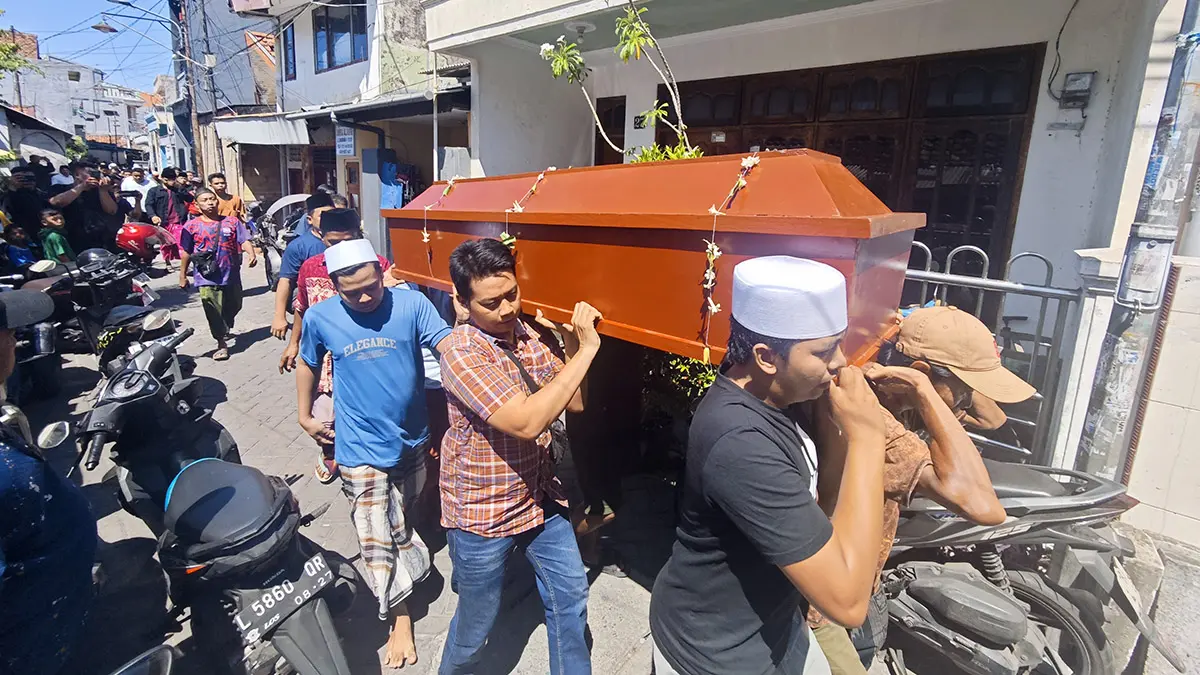 ANTAR KE PERISTIRAHATAN TERAKHIR: Sejumlah kerabat saat mengantar salah satu korban kecelakaan maut Honda CRV tabrak truk di tol Malang-Pandaan ke peristirahatan terakhir di kawasan Ampel, Semampir, Surabaya. (Puguh Sudjatmiko / Jawa Pos)