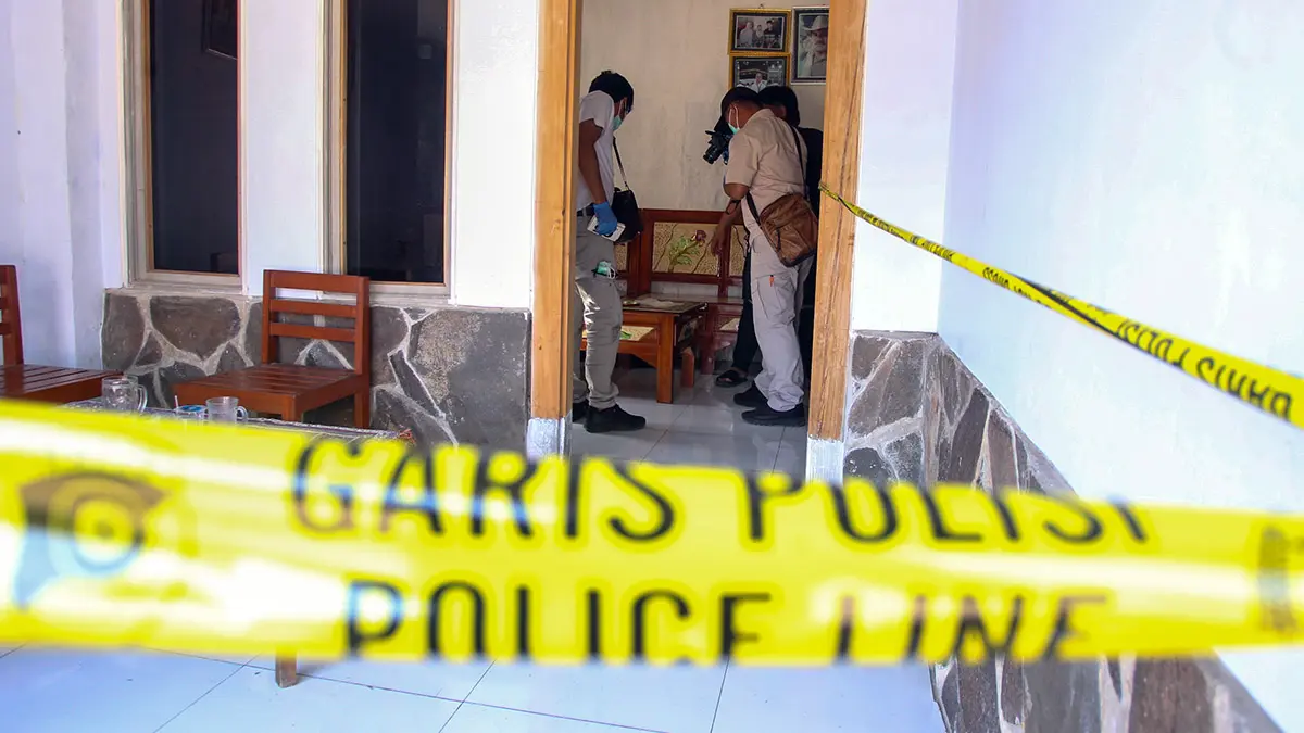 BELUM TERUNGKAP: Polisi saat melakukan olah TKP perampokan berujung pembunuhan di Winongan Kidul, Kabupaten Pasuruan. Sejauh ini, kasus itu belum terungkap. (Mokhamad Zubaidillah/ Radar Bromo)