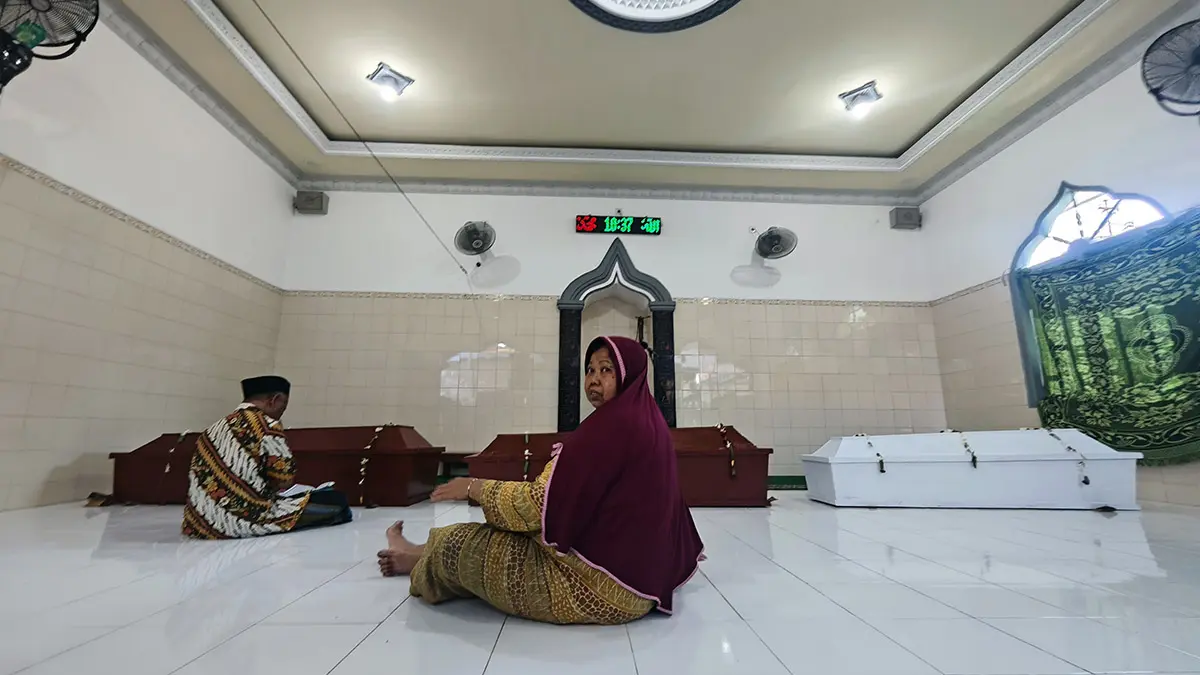 BERDUKA: Keluarga saat mendoakan tiga korban kecelakaan maut Honda CRV menabrak truk di tol Malang. (Puguh Sudjatmiko / Jawa Pos)