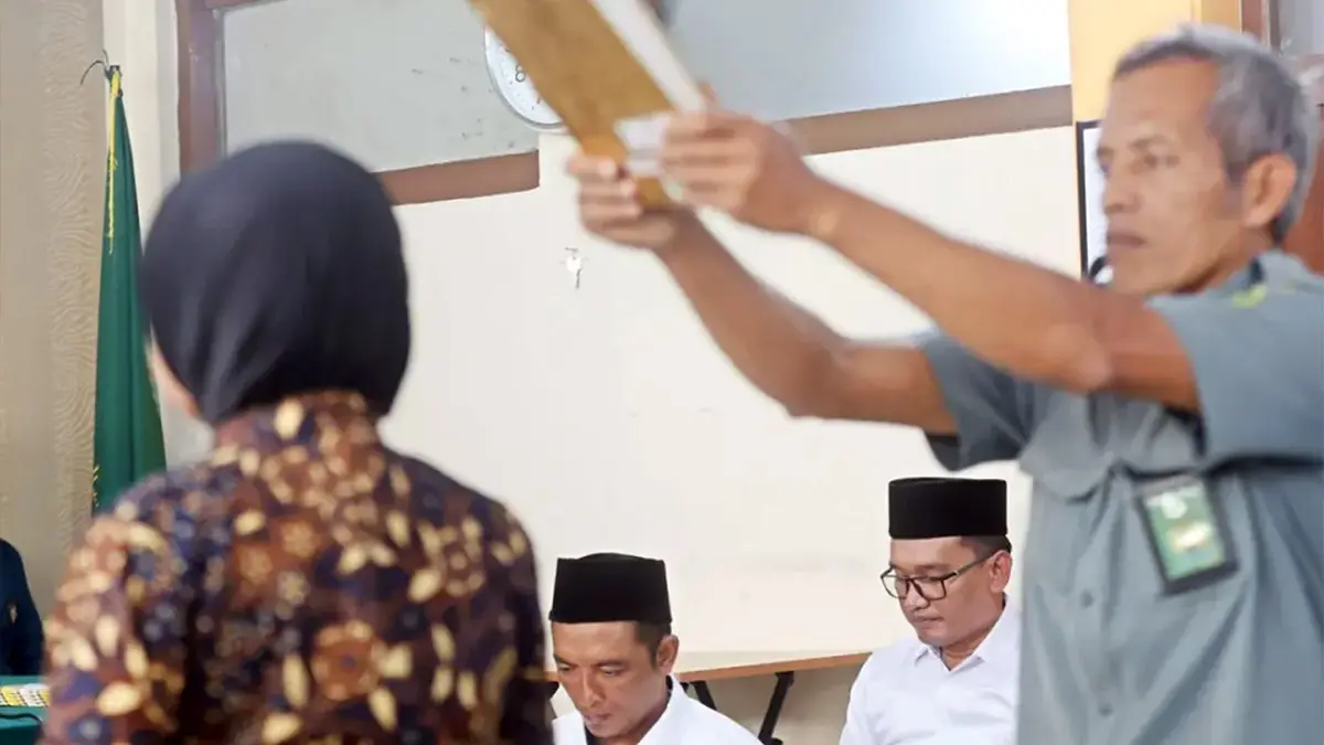 BERI KESAKSIAN: Salah satu saksi disumpah Alquran sebelum memberikan kesaksian dalam sidang kasus pembunuhan mahasiswi UMM asal Tiris, Probolinggo. (Darmono/ Radar Malang)