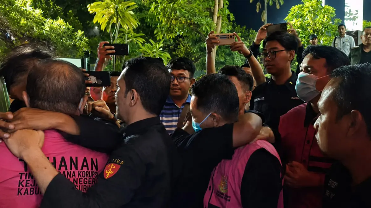 DESAK DIUSUT TUNTAS: Ketiga tersangka pungli PTSL Wonosari, Tutur, Kabupaten Pasuruan saat dikeler petugas ke mobil tahanan. (M Busthomi/ Radar Bromo) 