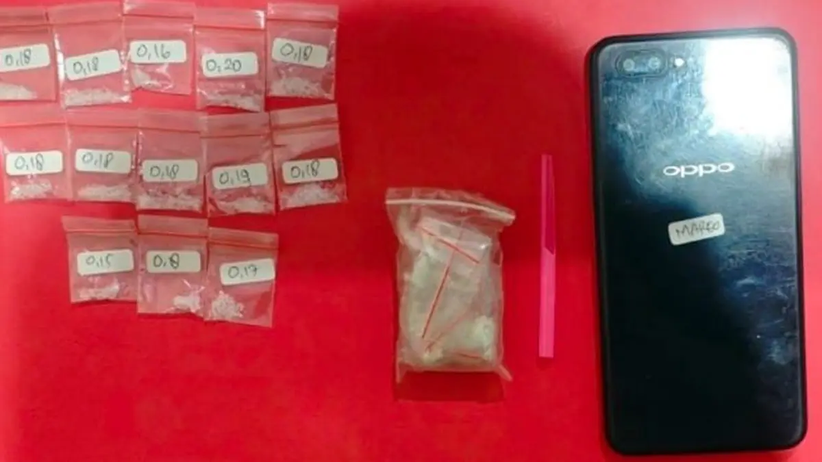 DIAMANKAN: Sejumlah barang bukti yang diamankan dari tiga tersangka. 