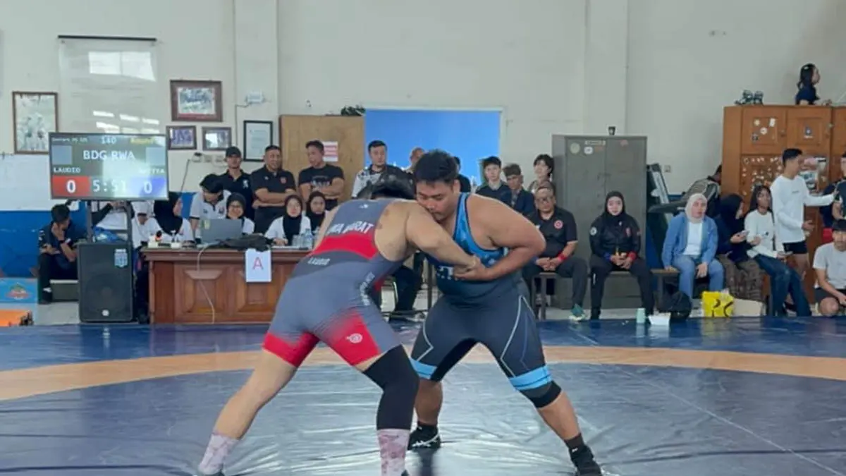 GAYA BEBAS: Aditya Fahchri (baju biru) saat tampil dalam pertandingan final di ajang kejurnas di Bandung. (Foto: PGSI Kota Pasuruan for Jawa Pos Radar Bromo)