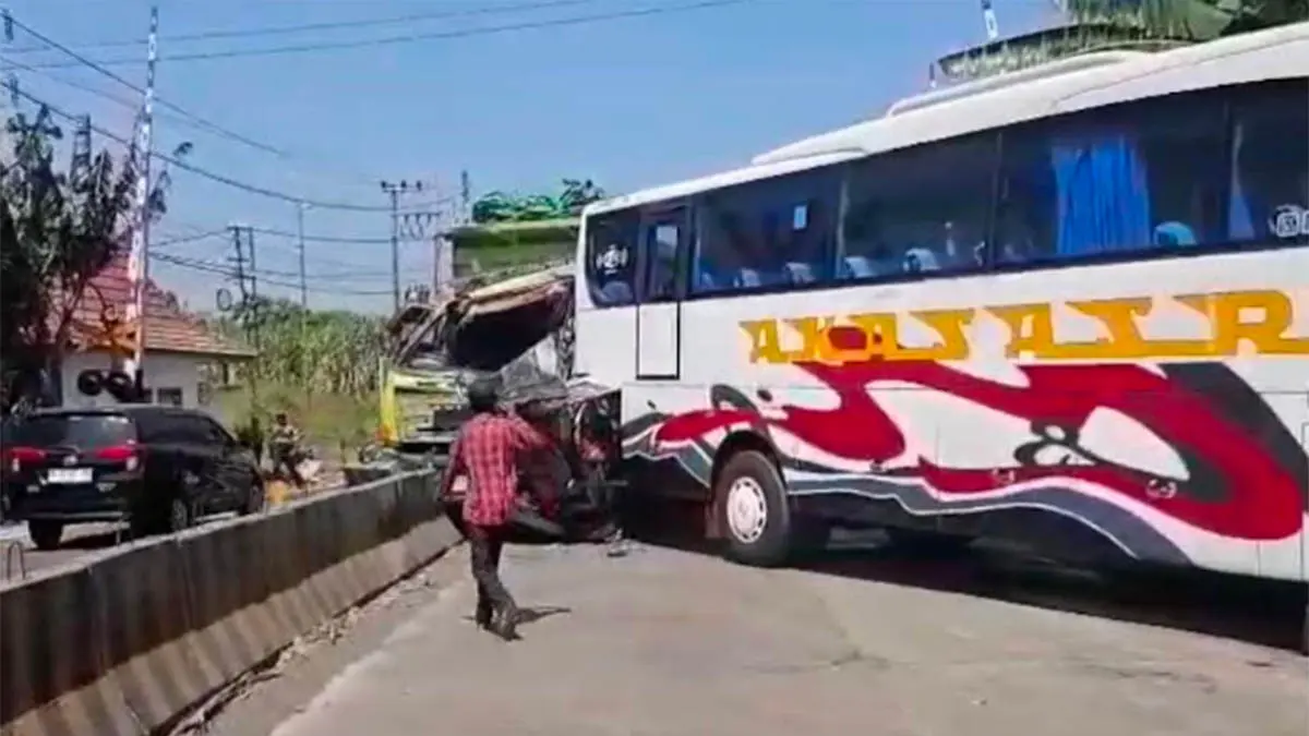 HALANGI JALAN: Tiga kendaraan terlibat laka beruntung di ruas Jalan Raya Lumajang, masuk Desa Malasan Wetan, Kecamatan Tegalsiwalan, Kabupaten Probolinggo, Kamis (16/7) siang. (Foto; Inneke Agustin/Jawa Pos Radar Bromo)