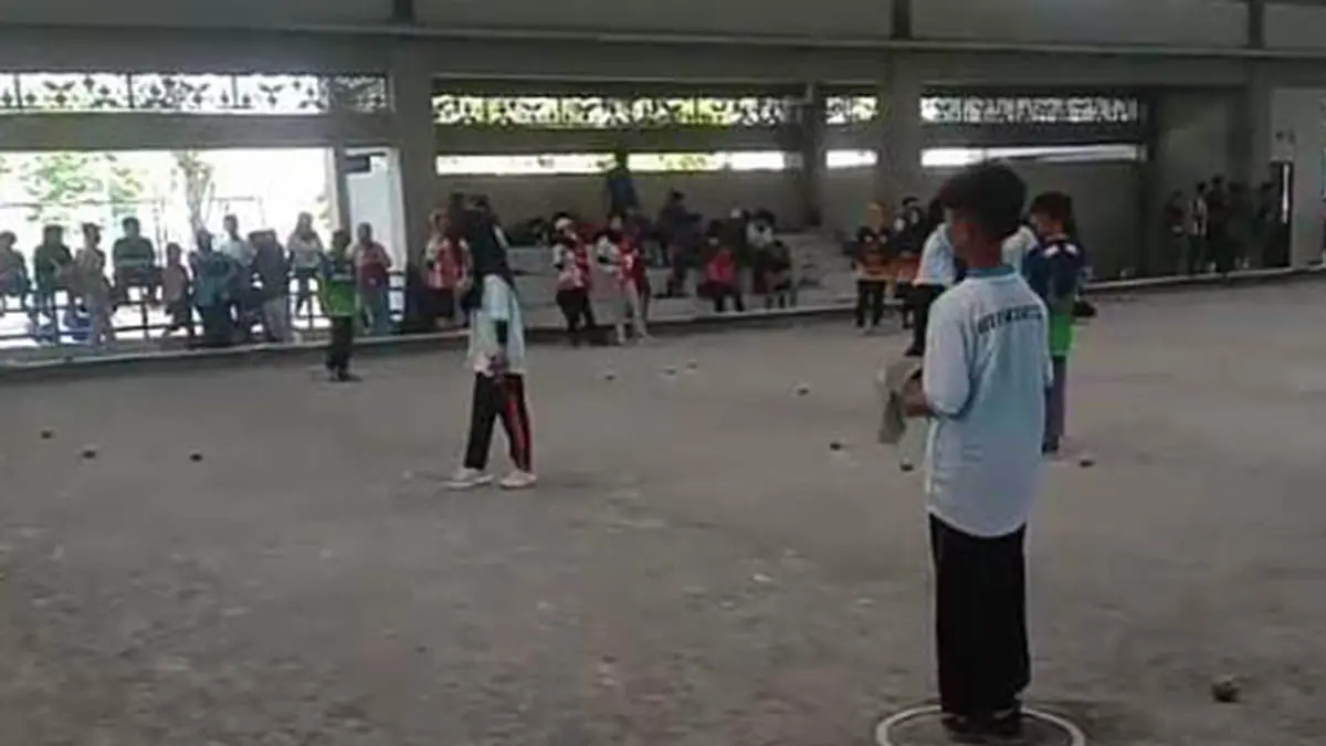 MASIH BELIA: Galang Afiqah saat bertanding kejurnas tingkat pelajar beberapa waktu lalu.( Foto: Dokumentasi Pentaque Kota Pasuruan for Jawa Pos Radar Bromo)