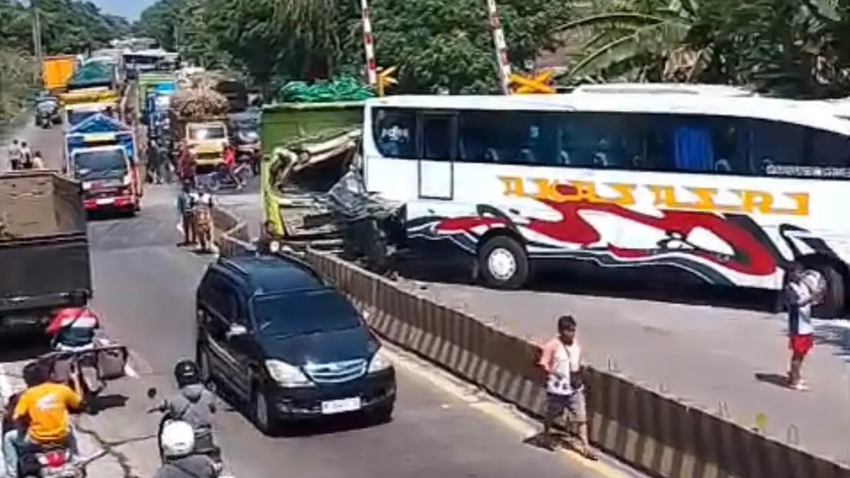 SEBELUM DIEVAKUASI: Tiga kendaraan terlibat laka beruntung di ruas Jalan Raya Lumajang, masuk Desa Malasan Wetan, Kecamatan Tegalsiwalan, Kabupaten Probolinggo, Kamis (16/7) siang. (Foto; Inneke Agustin/Jawa Pos Radar Bromo)