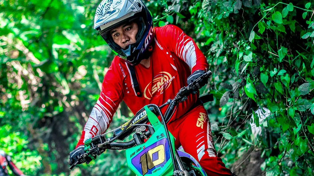 Syamsul Arifin saat melintasi medan ekstrem dengan motor trail kesayangannya.