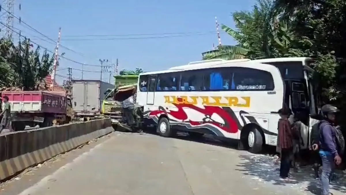 TABRAKAN BERUNTUN: Tiga kendaraan terlibat laka beruntung di ruas Jalan Raya Lumajang, masuk Desa Malasan Wetan, Kecamatan Tegalsiwalan, Kabupaten Probolinggo, Kamis (16/7) siang.
