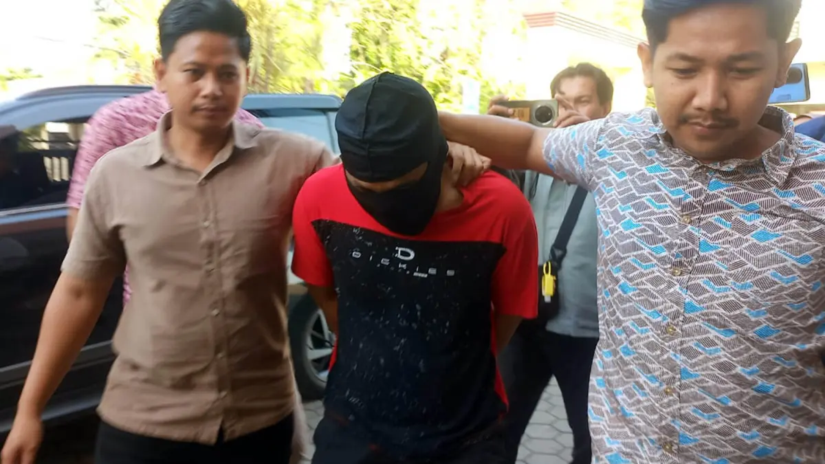 TEMAN DEKAT: AN, 32, warga Kelurahan Jati, Kecamatan Mayangan, tersangka kasus pembunuhan terhadap Samsul Arifin di Pantai Permata, Kelurahan Pilang, Kecamatan Kademangan, dikeler petugas Polres Probolinggo Kota, Jumat (17/7). (Inneke Agustin/ Radar Bromo)