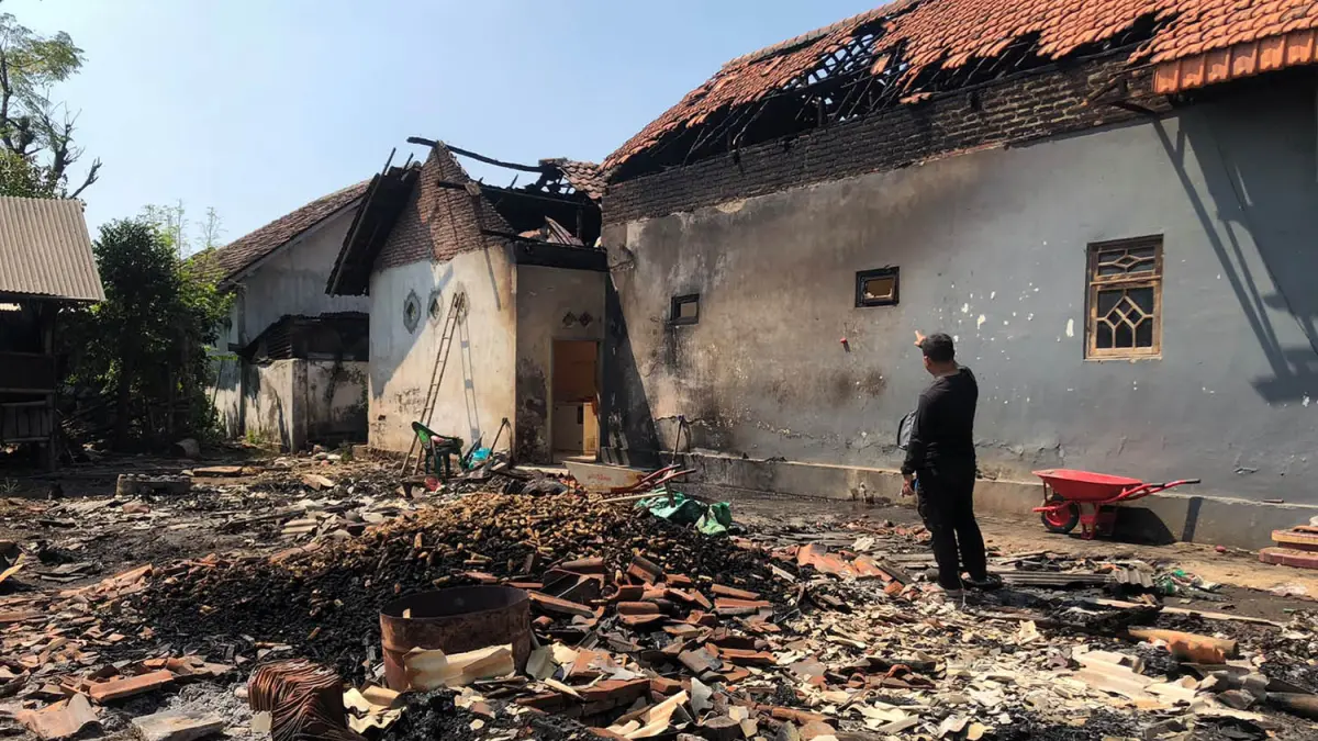 TERBAKAR: Tempat pengasapan ikan milik Uswatun Hasanah, 38, warga Desa Kramat Agung, Bantaran, Kabupaten Probolinggo, luluh lantak setelah terbakar Jumat (17/7) dini hari. (Inneke Agustin/ Radar Bromo)