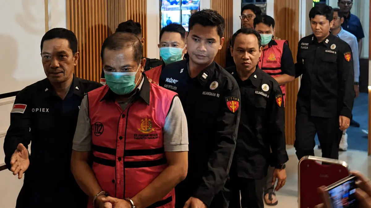 TERJERAT PUNGLI PTSL: Kades Wonosari Tutur bersama ketua dan bendahara Pokmas yang mengenakan rompi tahanan saat dikeler petugas kejaksaan. (M Busthomi/ Radar Bromo)