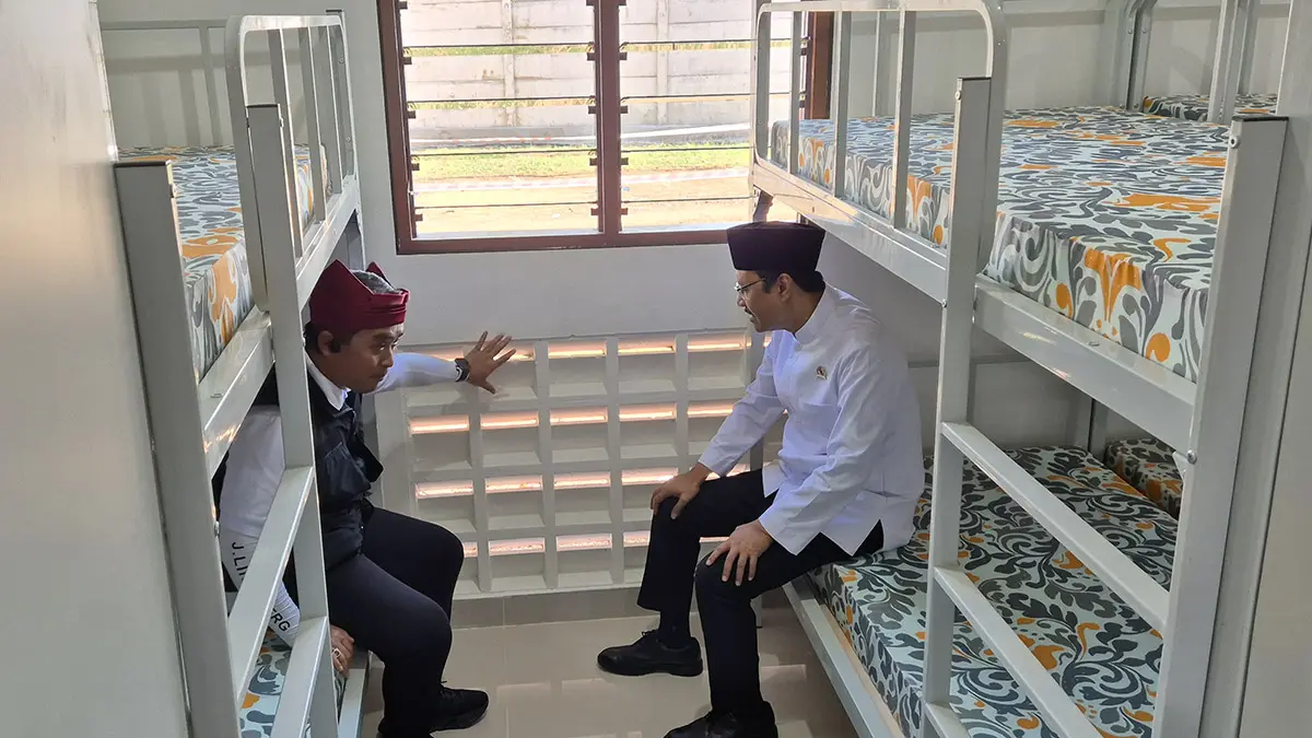 TINJAU SEKOLAH RAKYAT: Mensos Gus Ipul (kanan) dan Wali Kota Pasuruan Mas Adi saat meninjau asrama Sekolah Rakyat Terpadu Pasuruan.