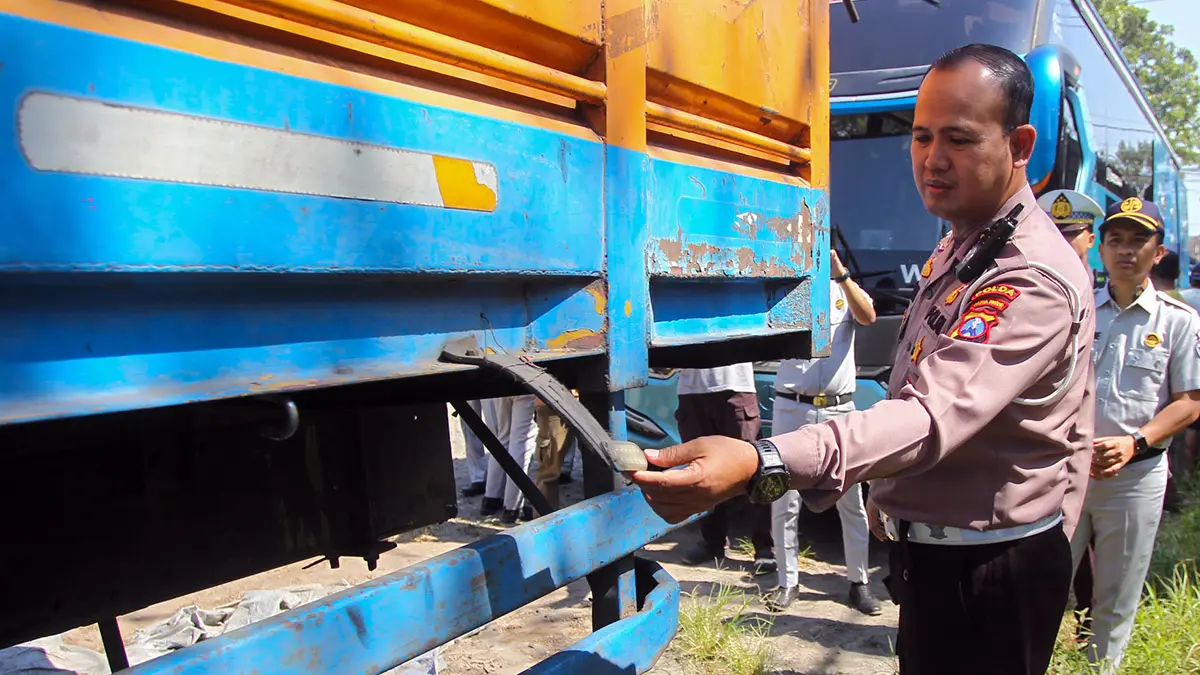 BARANG BUKTI: Petugas kepolisian memeriksa truk yang ditabrak mobil Honda CRV di tol Malang-Pandaan, masuk Purwodadi, Kabupaten Pasuruan. (Mokhamad Zubaidillah/ Radar Bromo)