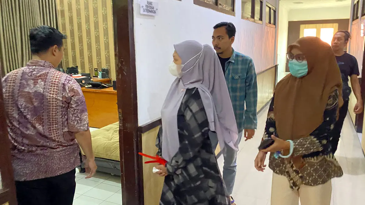 DITANGKAP: VW, 51, (dua dari kiri) perempuan warga Kedopok, Kota Probolinggo saat akan diperiksa. VW jadi salah satu tersangka yang dibekuk Satresnarkoba dan diamankan ke Mapolres Probolinggo Kota. (Inneke Agustin/ Radar Bromo)