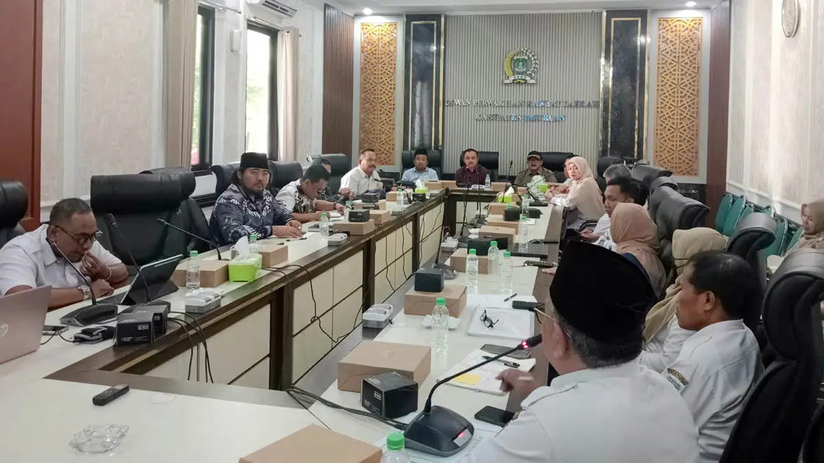 HEARING: Rapat yang digelar Komisi I DPRD Kabupaten Pasuruan dengan BNNK Pasuruan berkaitan dengan Raperda Fasilitasi Pencegahan dan Pemberantasan Penyalahgunaan dan Peredaran Gelap Narkotika. (Muhamad Busthomi/Radar Bromo)