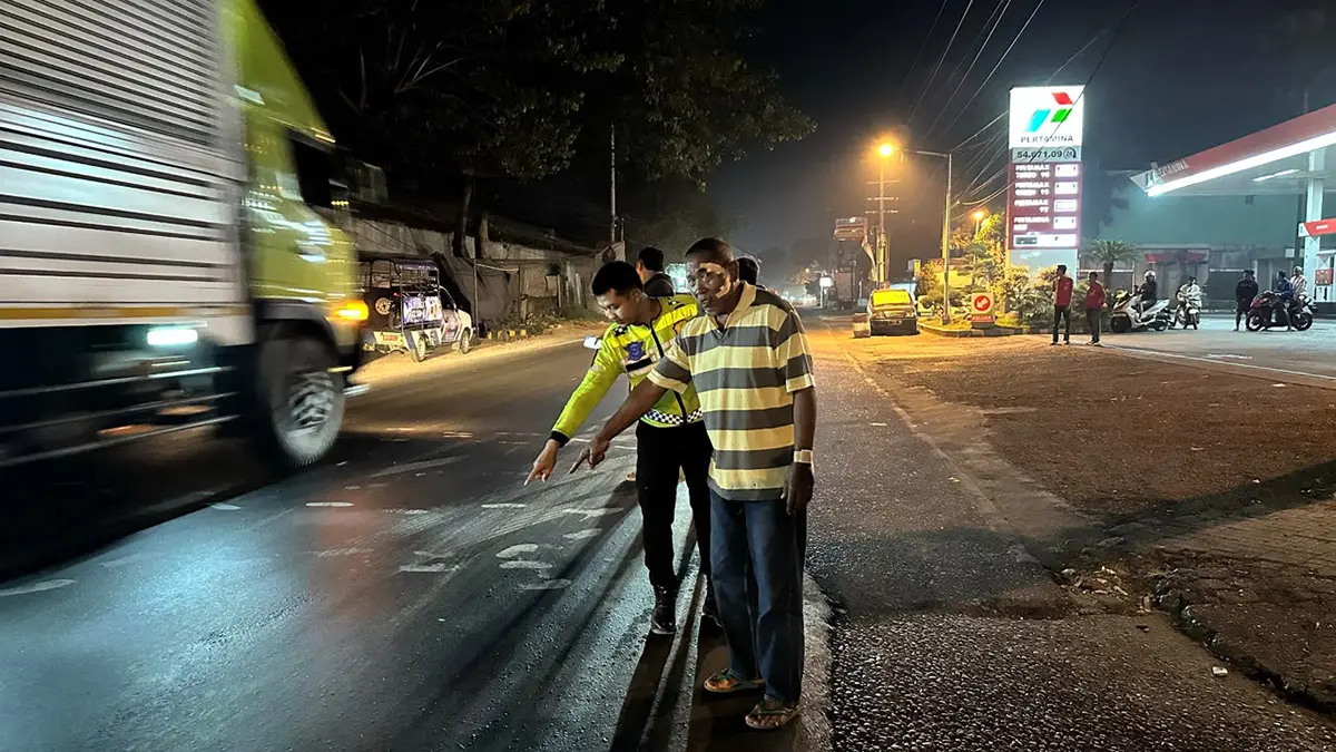 NAHAS: Petugas saat melakukan olah TKP kecelakan maut di Warungdowo, Kabupaten Pasuruan. 