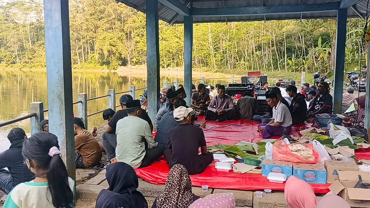 PENGHORMATAN: Kegiatan selamatan dan larung sesaji di Kawasan Ranu Merah yang digelar warga, sebagai penghormatan untuk leluhur. (Achmad Arianto/Radar Bromo)