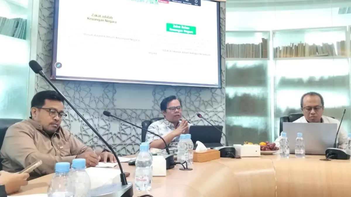 Pimpinan Baznas Rizaluddin Kurniawan (tengah) memberikan keterangan terkait wacana zakat jadi pengurang pajak langsung di Jakarta. (Istimewa)


