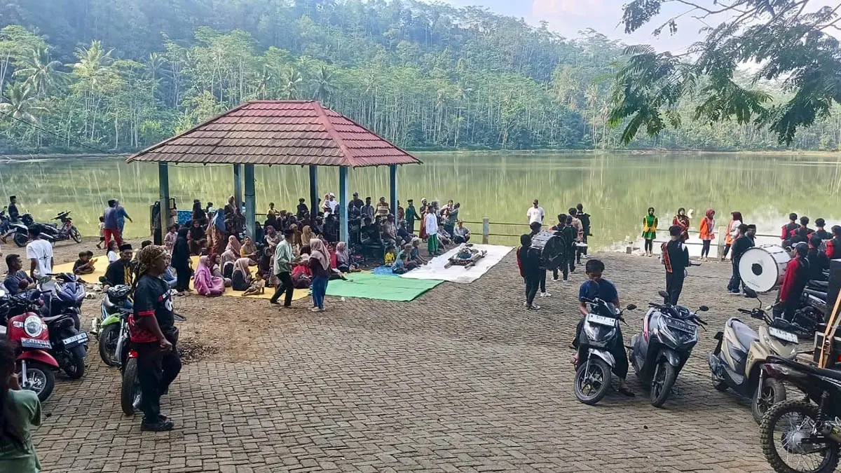 RAMAI: Ranu Merah di Desa Andungsari, Kecamatan Tiris, Kabupaten Probolinggo yang kerap menjadi jujukan warga. (Achmad Arianto/Radar Bromo)