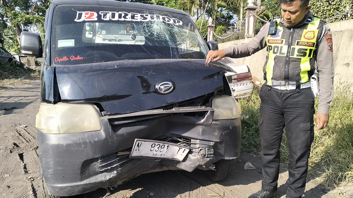 RINGSEK: Kondisi pikap yang dikendarai pasutri asal Legok Gempol usai nyemplung parit di Tawangrejo, Pandaan. 