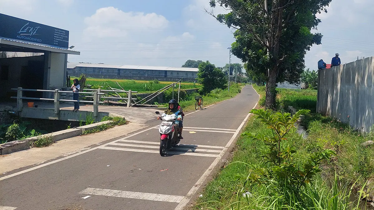 Ruas jalan Kerinci di Kota Probolinggo yang bakal dilebarkan. Lelang proyek pelebarannya sementara ini masih gagal tender karena sistem LPSE sempat eror. (Arif Mashudi/ Radar Bromo)