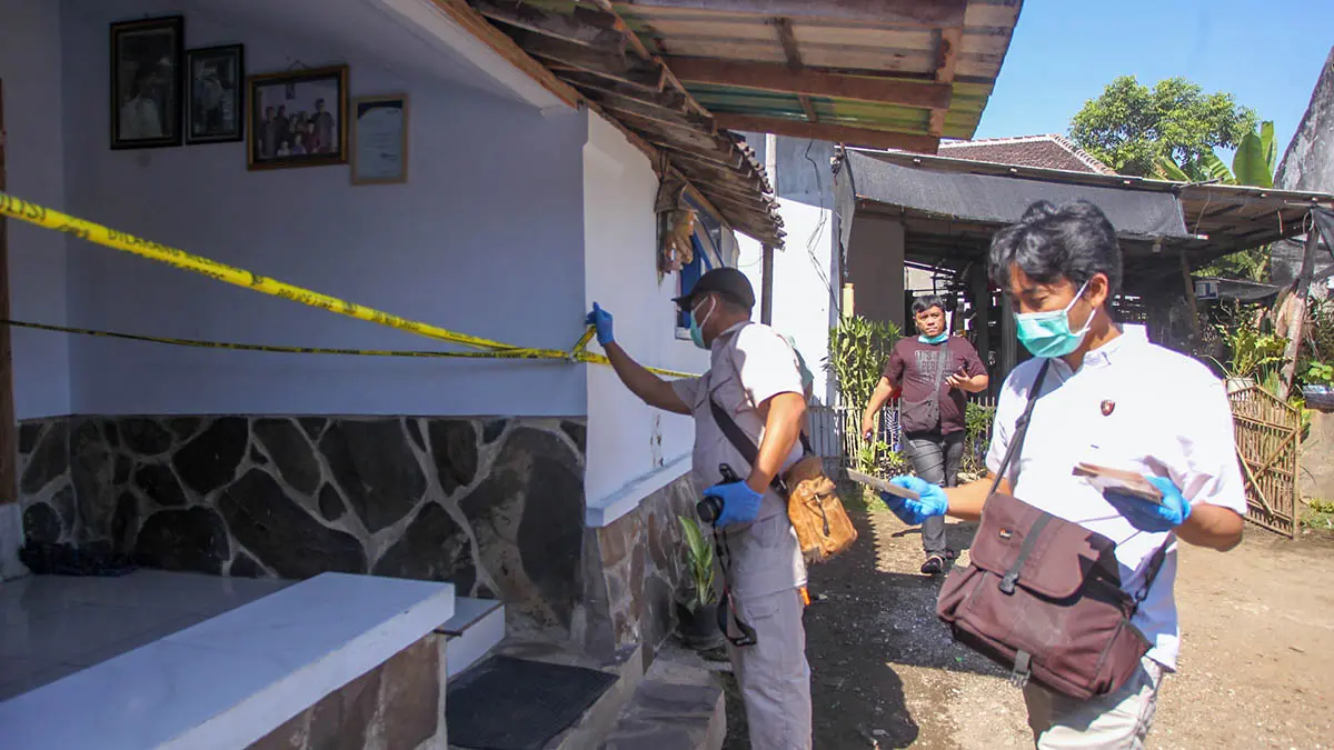 SELIDIKI: Petugas kepolisian saat melakukan olah TKP atas aksi dugaan perampokan yang berujung tewasnya Nurami, warga Talang, Desa Winongan Kidul, Kecamatan Winongan. (Mokhamad Zubaidillah/Radar Bromo)