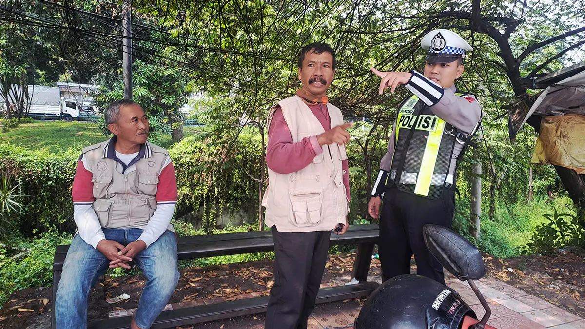 SOSIALISASI: Petugas kepolisian saat memberikan sosialisasi kepada tukang ojek pangkalan di persimpangan empat Patung Sapi Pandaan. (Unit Kamsel Satlantas Polres Pasuruan for Radar Bromo)