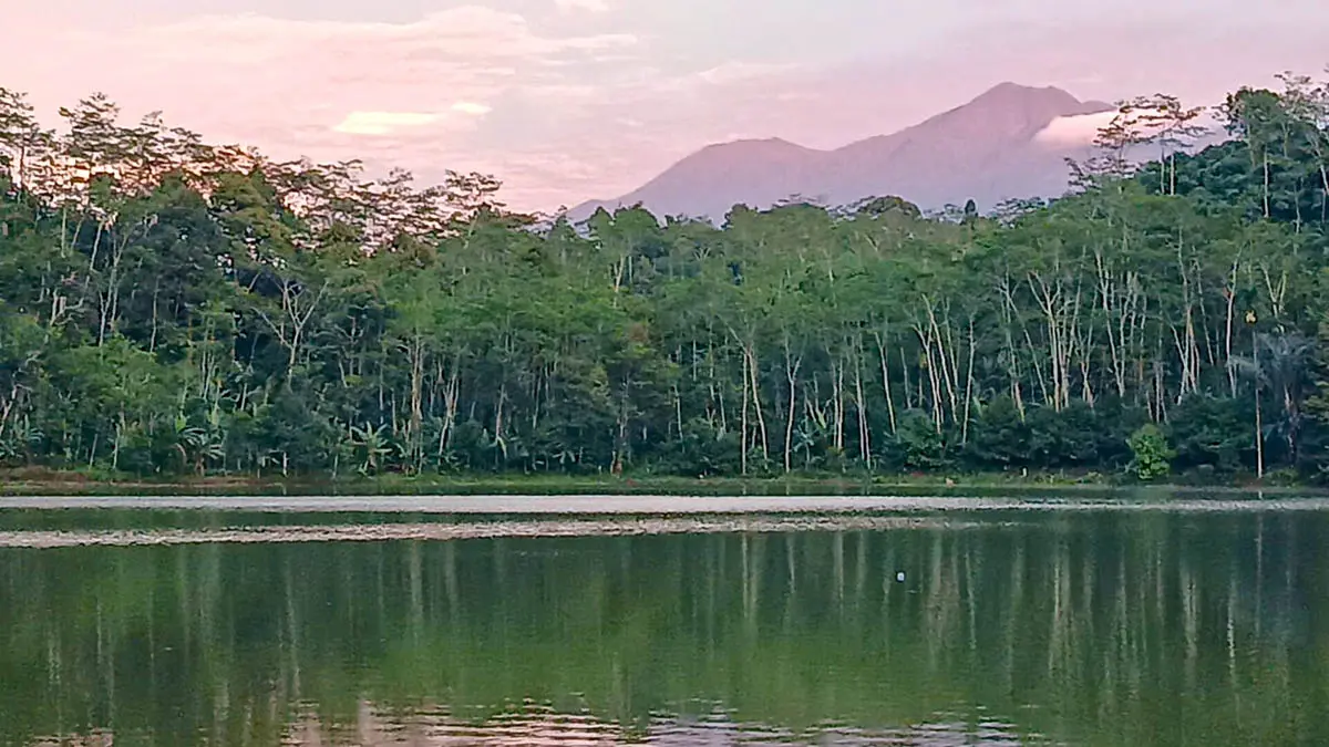 TENANG: Air di kawasan Ranu Merah yang tampak tenang. Di balik ketenangannya, ada misteri yang terpendam. (Achmad Arianto/Radar Bromo)