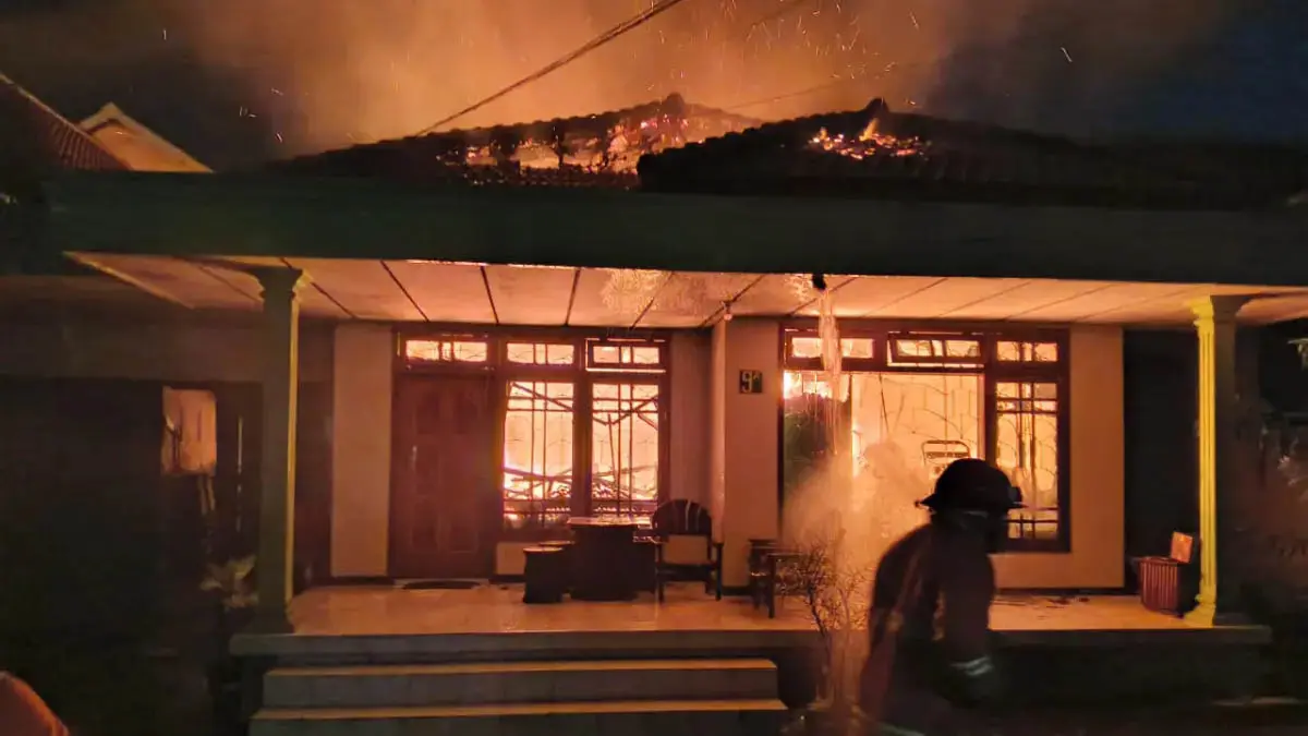 TERBAKAR: Insiden kebakaran yang terjadi di wilayah Kota Pasuruan beberapa waktu lalu. BPBD Kota Pasuruan mengingatkan masyarakat untuk waspada ancaman kebakaran, seiring kondisi cuaca yang panas. (Dokumen Radar Bromo)