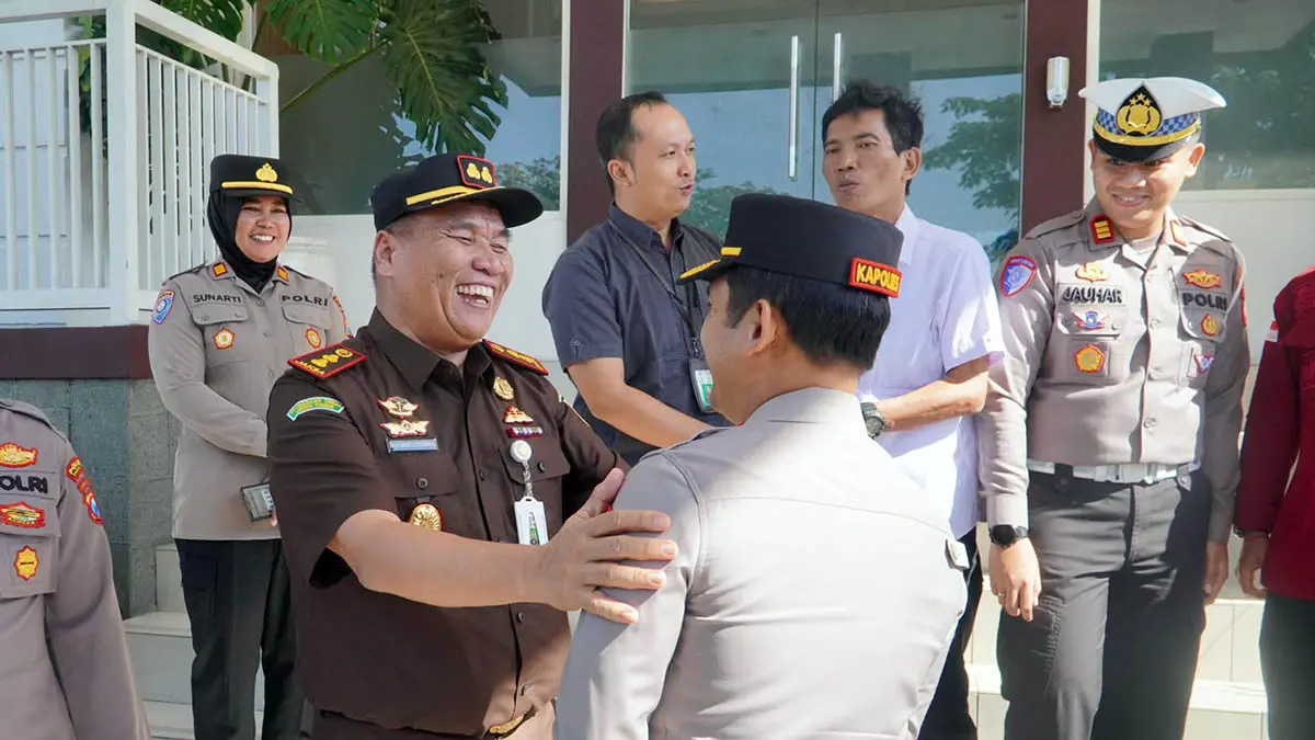 HARMONIS: Kajari Kabupaten Pasuruan Rustandi Gustawirya saat menyambut kedatangan rombongan Kapolres Pasuruan AKBP Harto Agung Cahyono, yang bersilaturahmi ke kantor kejaksaan. Hal ini menjadi penanda, hubungan antara keduanya tetap harmonis. (Muhamad Busthomi/Radar Bromo)
