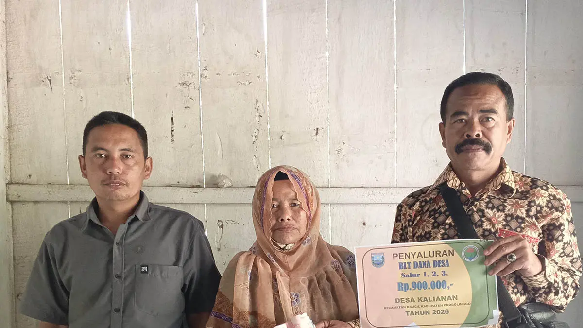 BANTUAN: Kepala Desa Kalianan, Sahar menyerahkan BLT DD tahap 1 tahun 2026. Penyerahan dilakukan di rumah KPM. (Foto Pemdes Kalianan for Jawa Pos Radar Bromo)