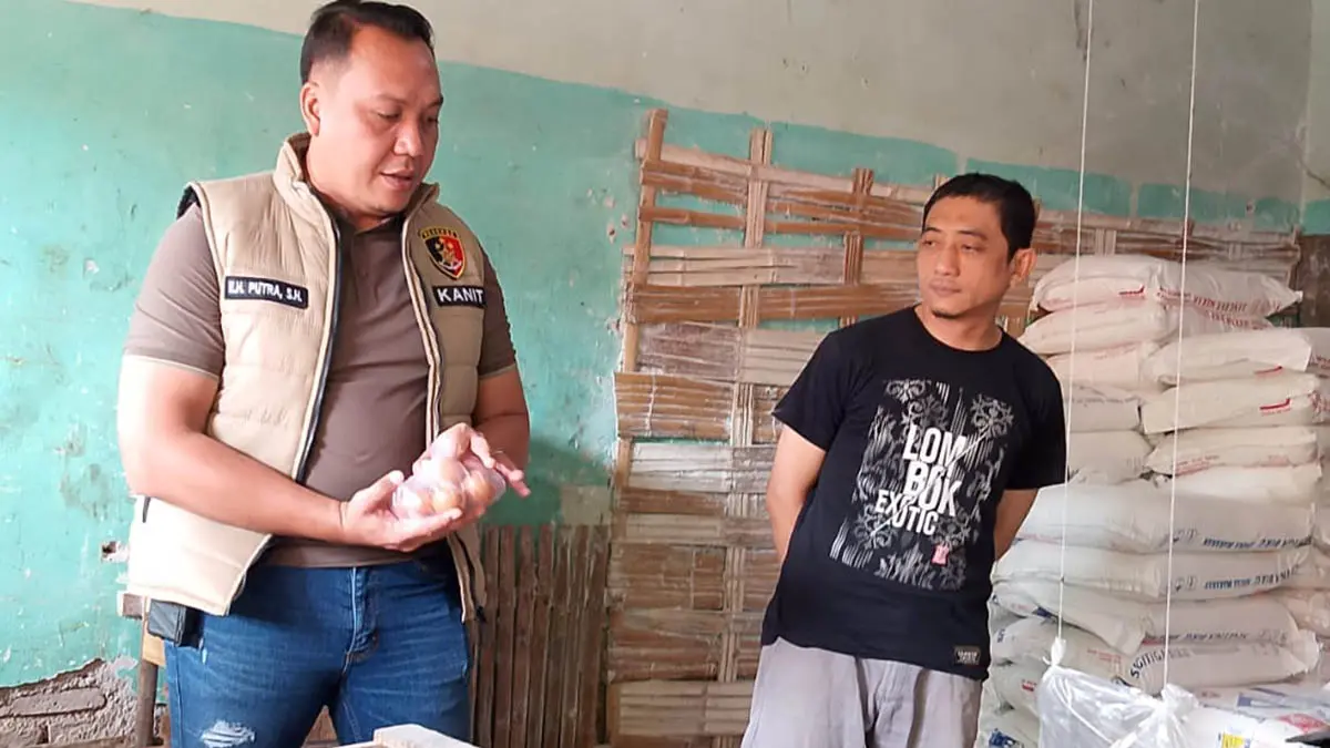 CEK PASAR: Satgas Pangan Polres Pasuruan bersama Dinas Koperasi, Perindustrian dan Perdagangan (Diskoperindag) serta Dinas Ketahanan Pangan saat sidak di salah satu pasar. (Foto: M Busthomi/Jawa Pos Radar Bromo)