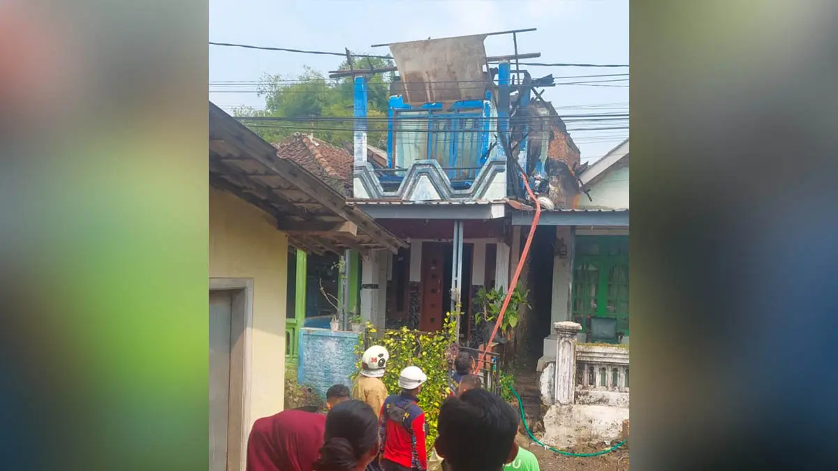 LANTAI ATAS: Petugas Damkar melakukan upaya pemadaman kebakaran rumah di Lingkungan Sidonganti, Kelurahan Kutorejo, Kecamatan Pandaan. (Foto: Polsek Pandaan for Jawa Pos Radar Bromo)