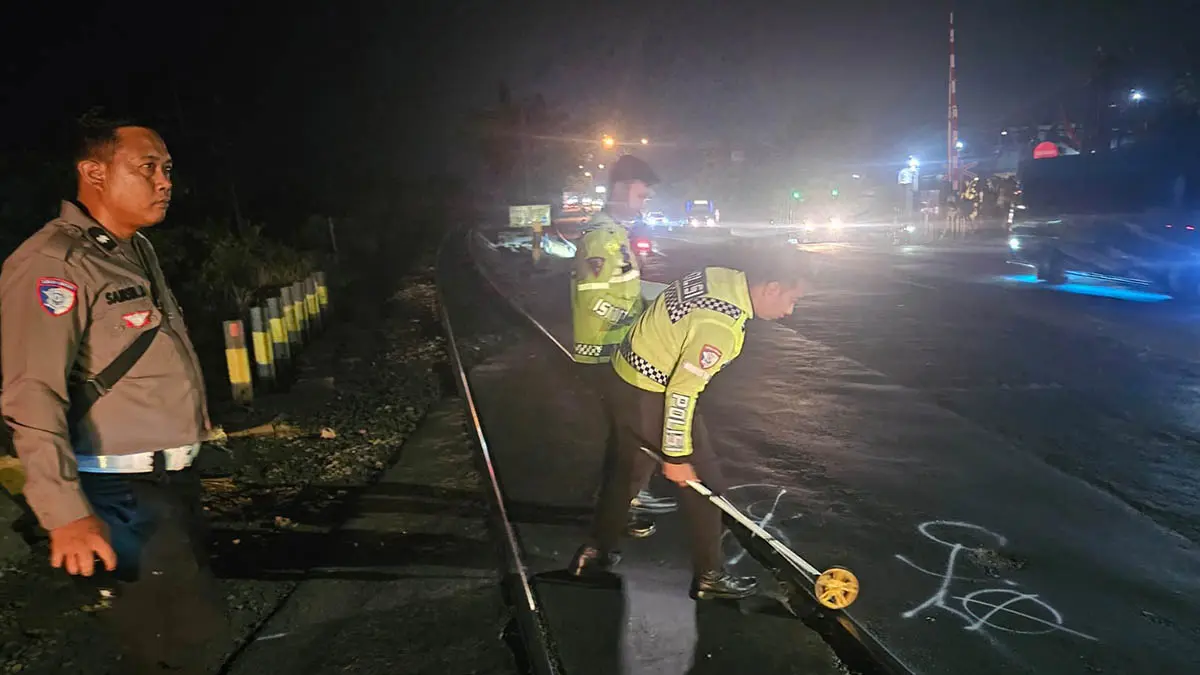 LOKASI KEJADIAN: Personel Satlantas melakukan olah TKP di lokasi perlintasan rel kereta api, Kelurahan Latek, Bangil, yang menjadi lokasi kecelakaan. (Foto: Unit Gakkum Satlantas Polres Pasuruan)