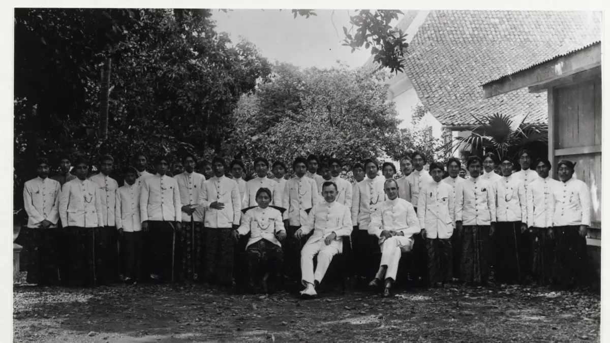 MOMEN: Bupati Probolinggo R. A. A. Nitinegoro (kiri) dengan Assisten Resident H. Kool dan Controleur F. van Mourik bersama para pegawai pribumi yang memakai jas putih ala pegawai Eropa. Foto Tahun 1924. 
