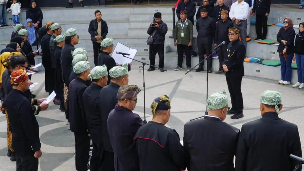 PELESTARI BUDAYA: Bupati Probolinggo dr. Mohammad Haris dalam pengukuhan pengurus Dewan Kebudayaan Kabupaten Probolinggo. (Foto: Istimewa)