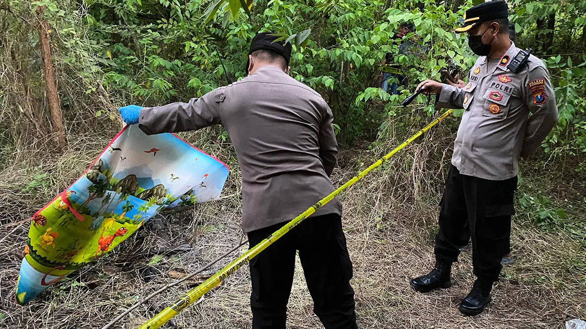 POLICE LINE: Polsek Beji olah TKP temuan mayat Moch. Ali di tanah kosong di Desa Sidowayah, Kecamatan Beji. (Foto: Polsek Beji for Jawa Pos Radar Bromo)
