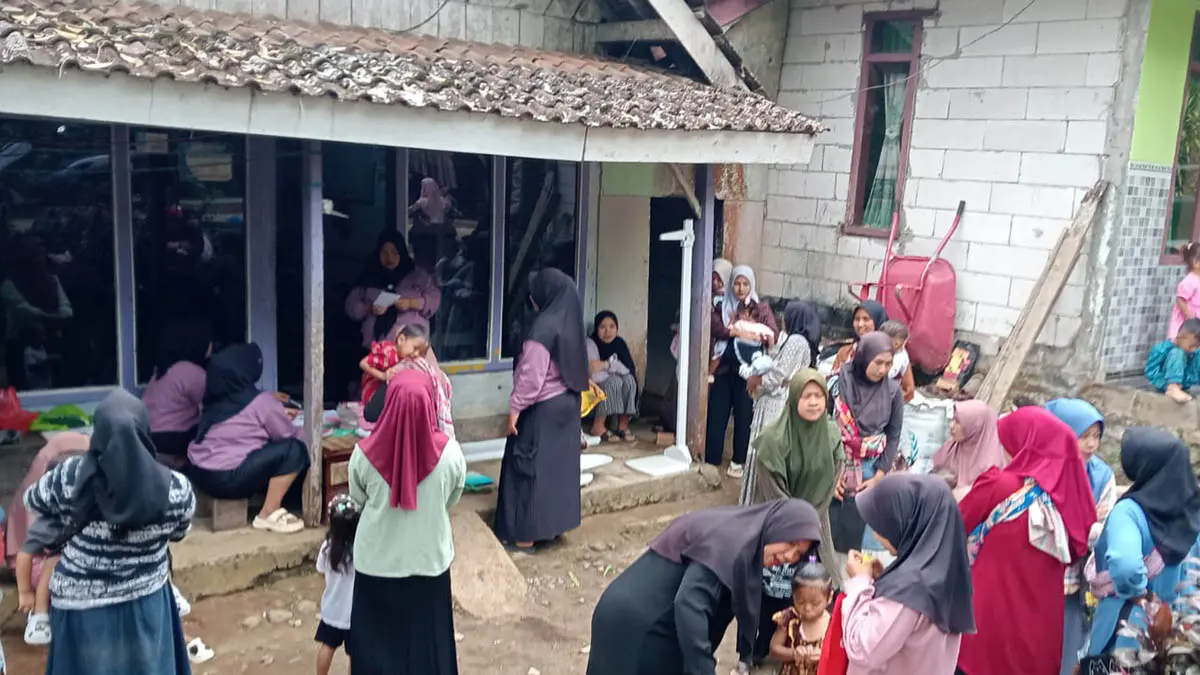 POSYANDU: Sejumlah kader saat menggelar posyandu Balita beberapa waktu lalu. Foto Pemdes Kalianan. (Foto Pemdes Kalianan for Jawa Pos Radar Bromo)