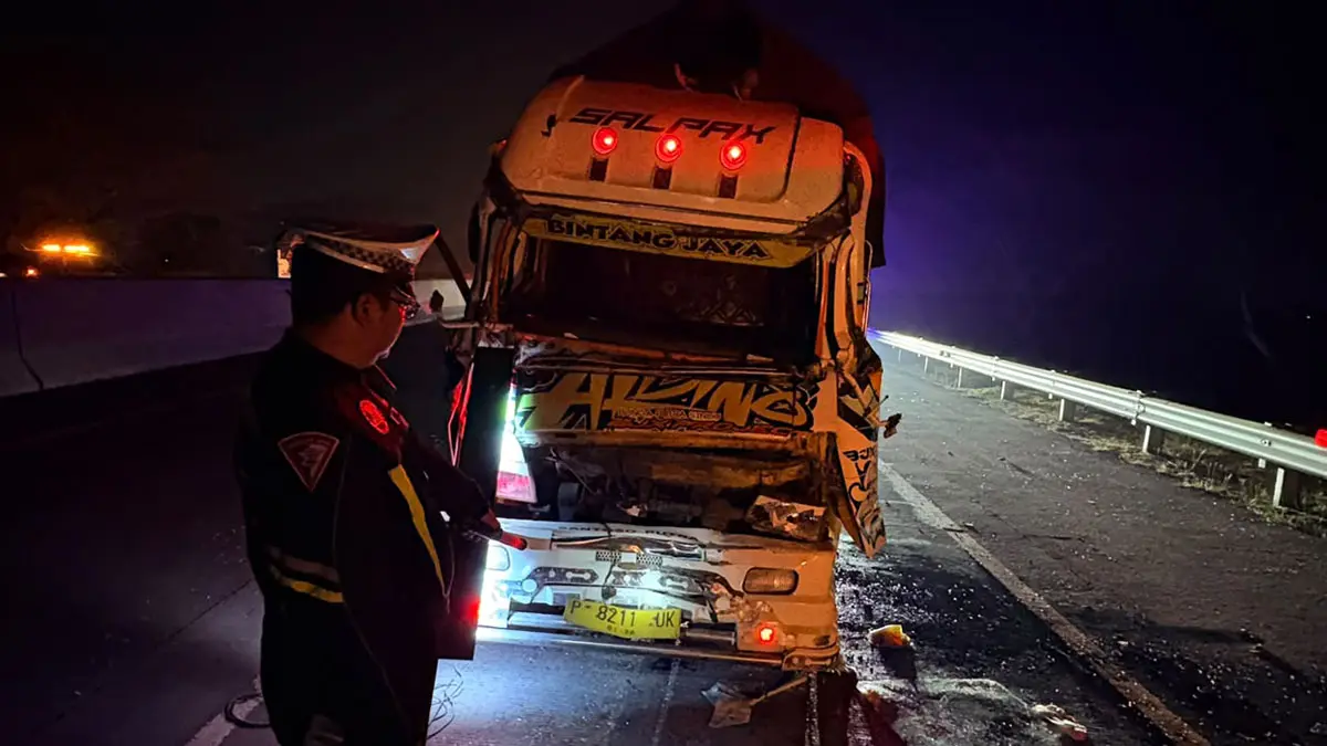 RINGSEK: Kondisi truk yang dikemudikan Achmad Ali rusak setelah kecelakaan lalu lintas di ruas Tol Gempol-Pasuruan (Gempas) di Kilometer (KM) 804.200 jalur B, Desa Sumberagung, Kecamatan Grati, Sabtu (18/7).