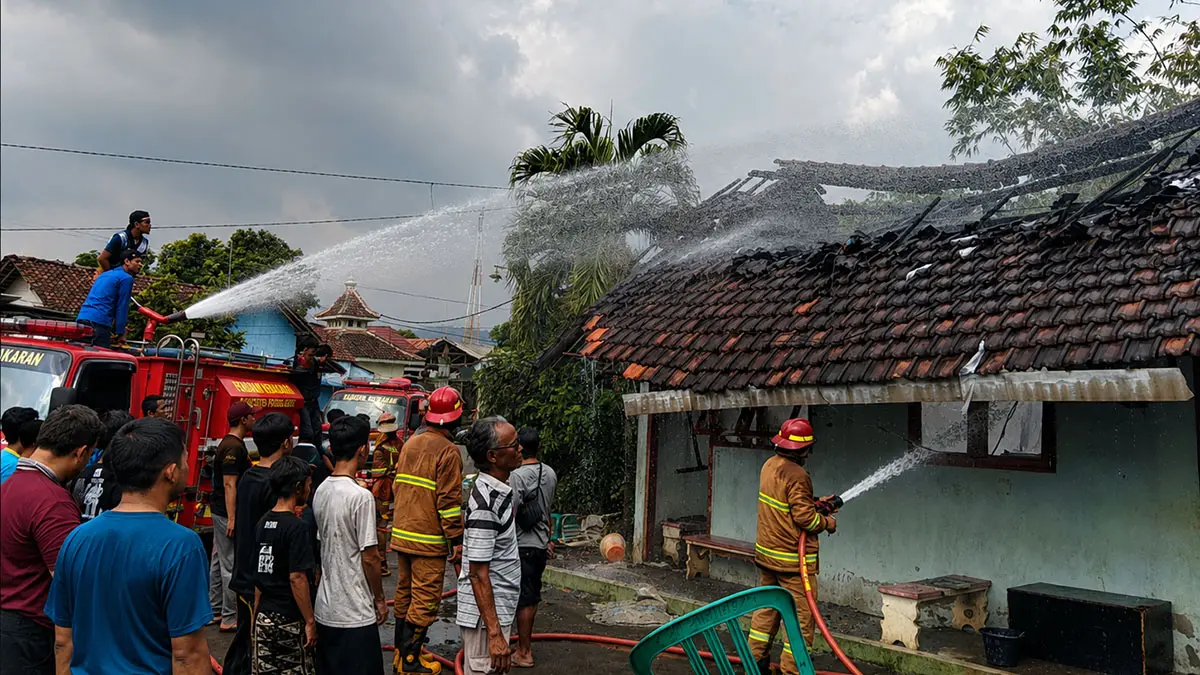 SIRAM: Petugas Damkar Kabupaten Probolinggo saat melakukan penanganan kebakaran di Pondok Pesantren Miftahul Janah di Desa Wangkal, Kecamatan Gading, Kabupaten Probolinggo, Minggu (19/7).