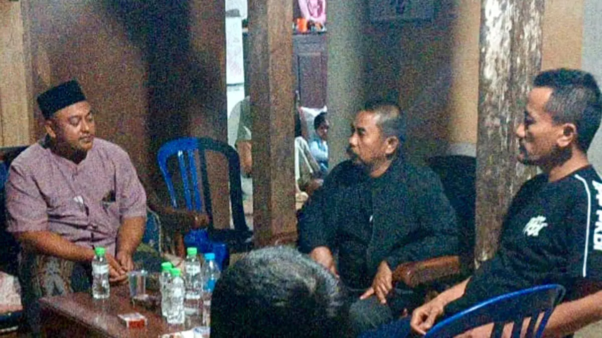 SOLIDARITAS: Ketua DPC PKDI Kabupaten Probolinggo Sanemo (dua dari kanan) bersama Sekjen DPC PKDI Kabupaten Probolinggo Moch Iqbal Ali Warsa (kanan) mendatangi Kades Tambakukir Mohammad Tarsan sebagai wujud solidaritas dan dukungan moril.